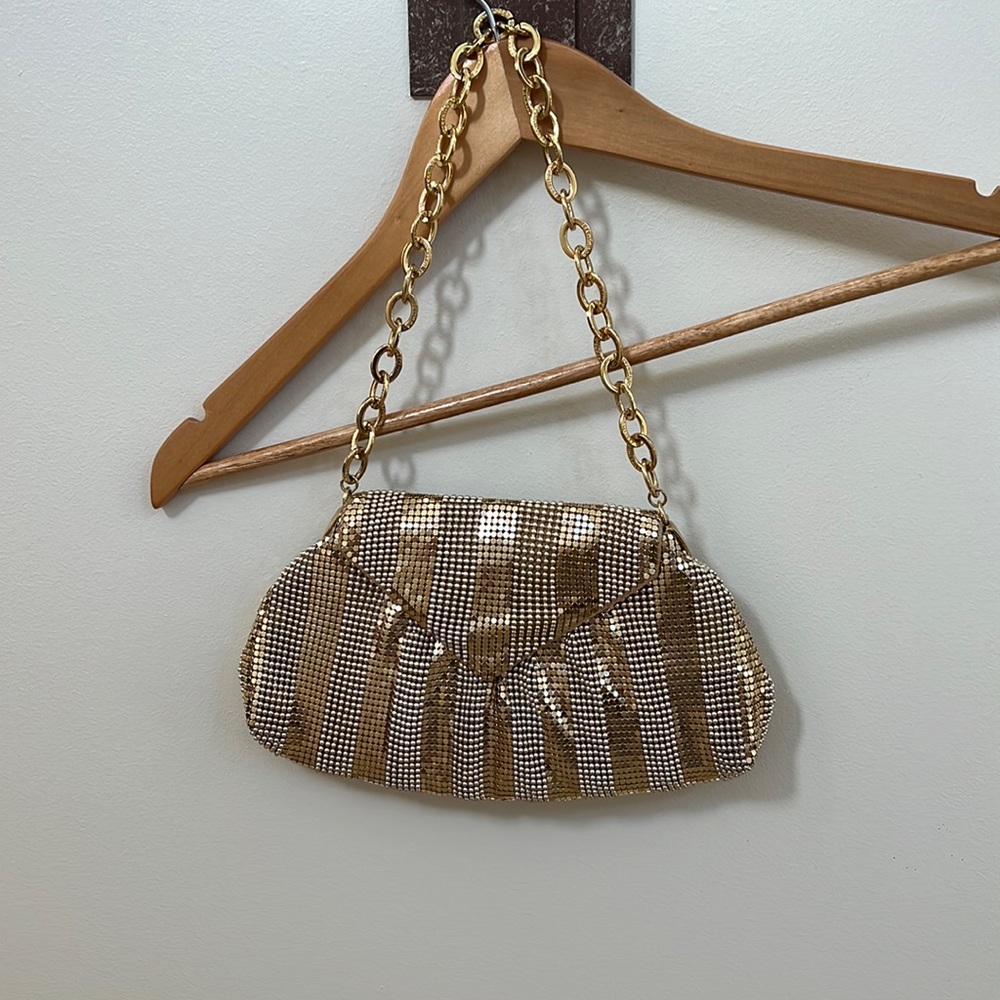 Women clutch, no return